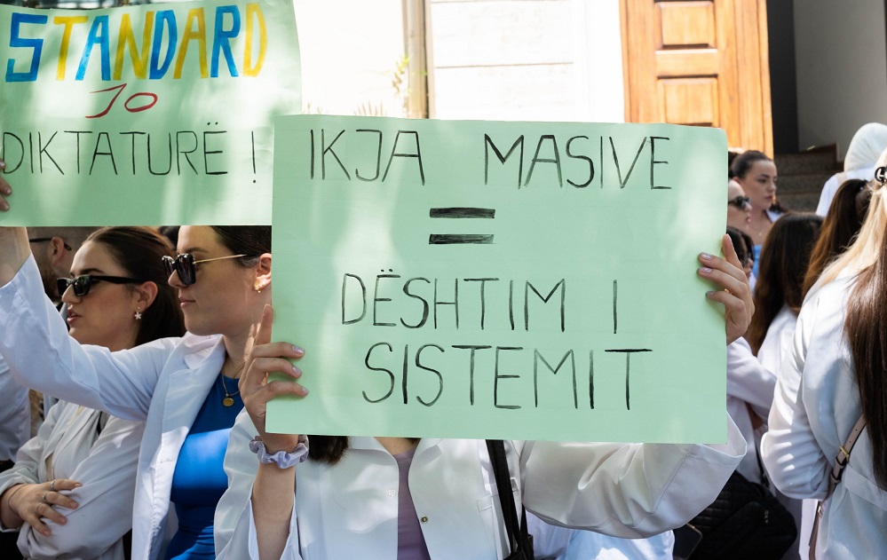 Vendimi per punesim te detyruar, studentet e mjekesise neser proteste